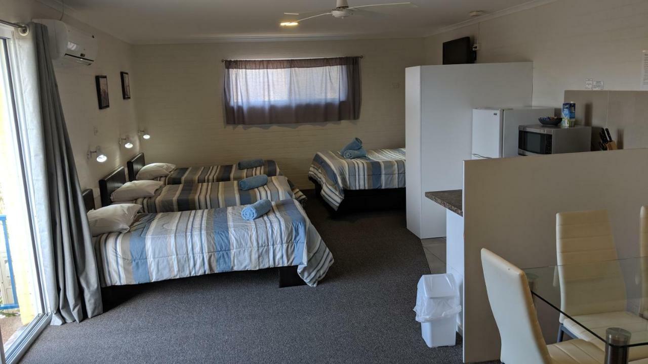 Harrington Village Motel Manning Point Екстериор снимка