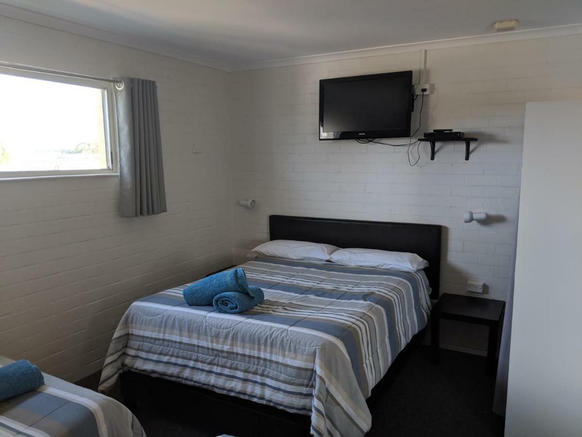 Harrington Village Motel Manning Point Екстериор снимка